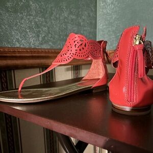 Women’s patent leather thong sandal